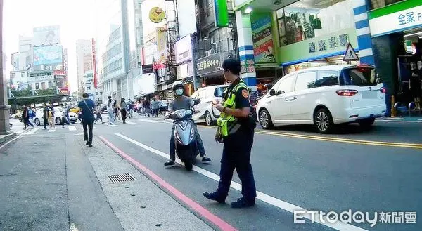 ▲桃園市警局交通大隊指出，10月1日起將針對車不讓人與行人違規進行取締。（圖／記者沈繼昌翻攝）