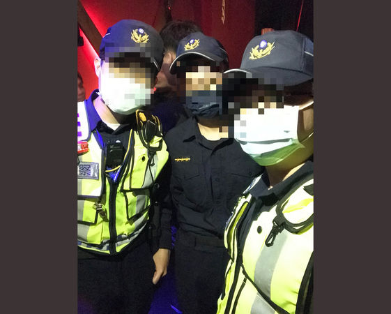 ▲推特散播「口愛警」影片的網友聲稱在台南市警局服務，但拍照街景都在台北市西門町，其中3人合照裝備更參差不齊、警研判是熱愛制服變裝的網友所為。（圖／翻攝臉書）