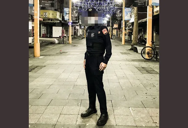 ▲推特散播「口愛警」影片的網友聲稱在台南市警局服務，但拍照街景都在台北市西門町，其中3人合照裝備更參差不齊、警研判是熱愛制服變裝的網友所為。（圖／翻攝臉書）