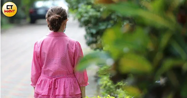 因為一時糊塗遭警方逮捕，梁姓婦人從此羞愧地不敢到菜市場買菜。（圖／張文玠攝）