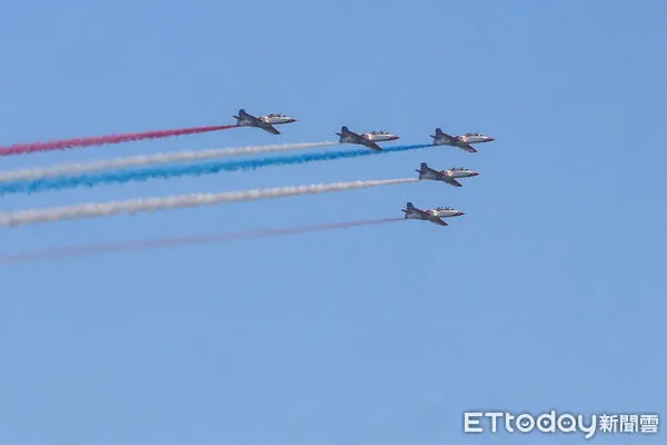 ▲國慶全兵力空中預演，AT-3教練機飛越台北上空。（圖／記者林敬旻攝）