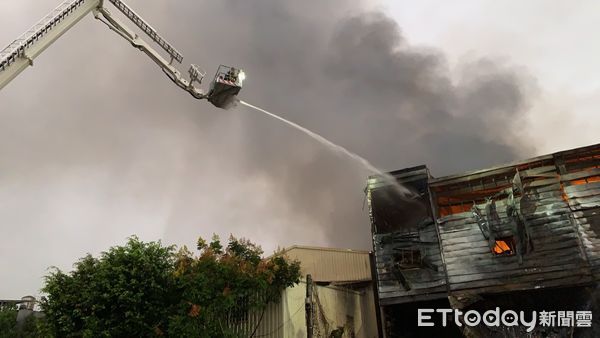 ▲▼民雄工業區北回化學工廠火警。（圖／記者翁伊森翻攝）