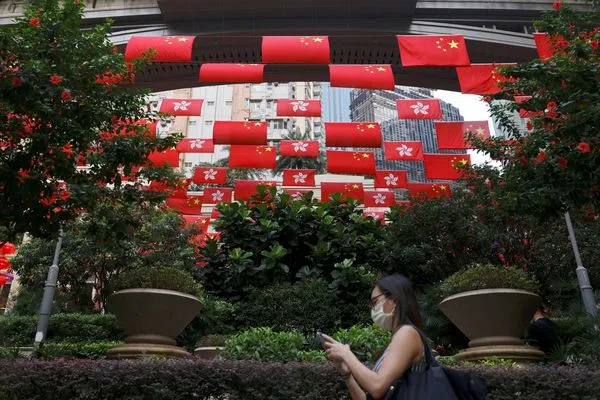 ▲香港街頭為慶祝大陸十一國慶，多地掛上國旗和區旗。（圖／路透）