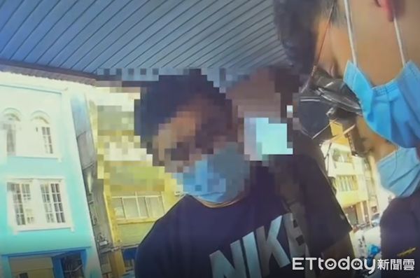 ▲▼詐騙集團利用假警察制服取信被害人，警方一看傻眼「2年前汰換了」。（圖／記者邱中岳翻攝）