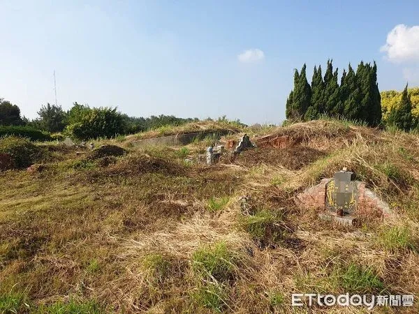 ▲桃園觀音區祖墓旁鄉路遭傾倒事業廢棄物。（圖／大園警分局提供）