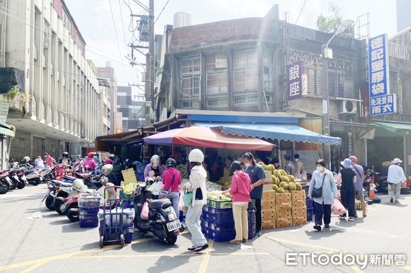 ▲桃園市73歲梁姓阿嬤9月11日在中壢區某青果商行買菜，拿了1把30元青蔥忘記付錢走出店門，卻遭店員發現堅持報警，圖為事發現場。（圖／記者沈繼昌翻攝）