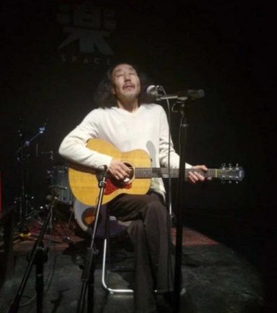 ▲生前「吸氧治療」後登台演唱　傳奇民謠歌手趙已然離世…享年58歲。（圖／翻攝自微博）