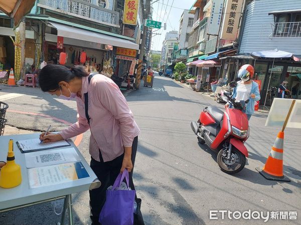 ▲▼ 嘉義市持續加強傳統市場宣導實聯制 。（圖／嘉義市政府提供）