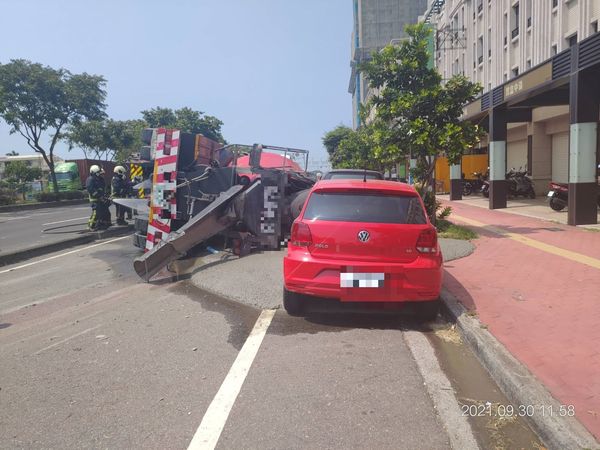 ▲▼一輛自小客車闖紅燈，被混凝土車撞擊原地轉圈　造成3人受傷。（圖／民眾提供）