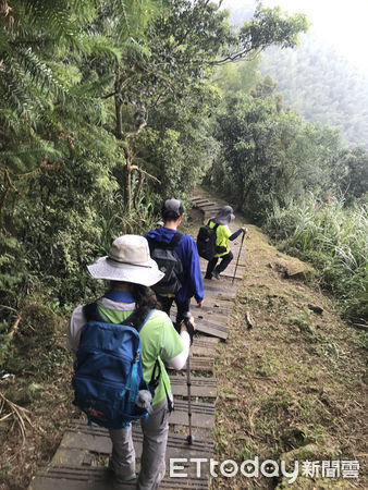 ▲雲林縣消防局昨日指揮中心輪休人員前往二尖山進行登山健行文康活動，並偕同通訊承辦人辦理無線電中繼站保養維護工作。（圖／記者蔡佩旻攝）