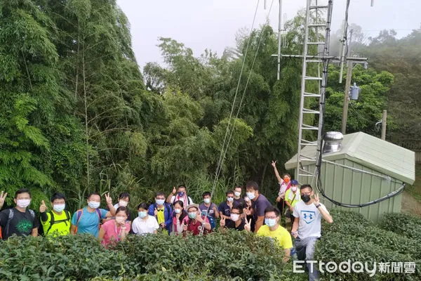 ▲雲林縣消防局昨日指揮中心輪休人員前往二尖山進行登山健行文康活動，並偕同通訊承辦人辦理無線電中繼站保養維護工作。（圖／記者蔡佩旻攝）