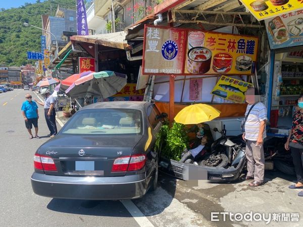 ▲▼張姓女駕駛閃車誤踩油門，撞機車後又撞進南方澳漁港路店家，釀2傷。（圖／記者游芳男翻攝，下同）