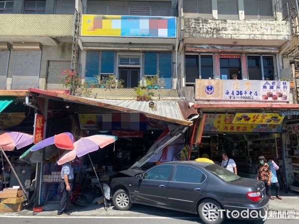 ▲▼張姓女駕駛閃車誤踩油門，撞機車後又撞進南方澳漁港路店家，釀2傷。（圖／記者游芳男翻攝，下同）