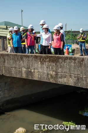 ▲▼宜蘭縣長林姿妙視察宜市建業排水改善工程進度，並限令2022/7月如期完成，以杜絕水患。（圖／記者游芳男翻攝，下同）