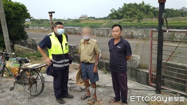 ▲台南市麻豆分局埤頭派出所警員余志偉、埤頭里巡守隊員施志豪等人，合力救援迷途掉落溝圳的90多歲林姓老翁，並平安送返家。（圖／記者林悅翻攝，下同）