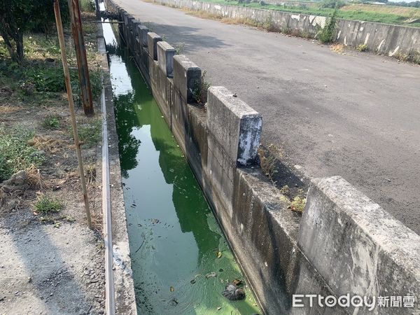 ▲台南市麻豆分局埤頭派出所警員余志偉、埤頭里巡守隊員施志豪等人，合力救援迷途掉落溝圳的90多歲林姓老翁，並平安送返家。（圖／記者林悅翻攝，下同）