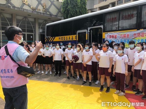 ▲▼ 嘉義區監理所與嘉義女中合作校園辦理大客車交通安全體驗活動  。（圖／嘉義區監理所提供）