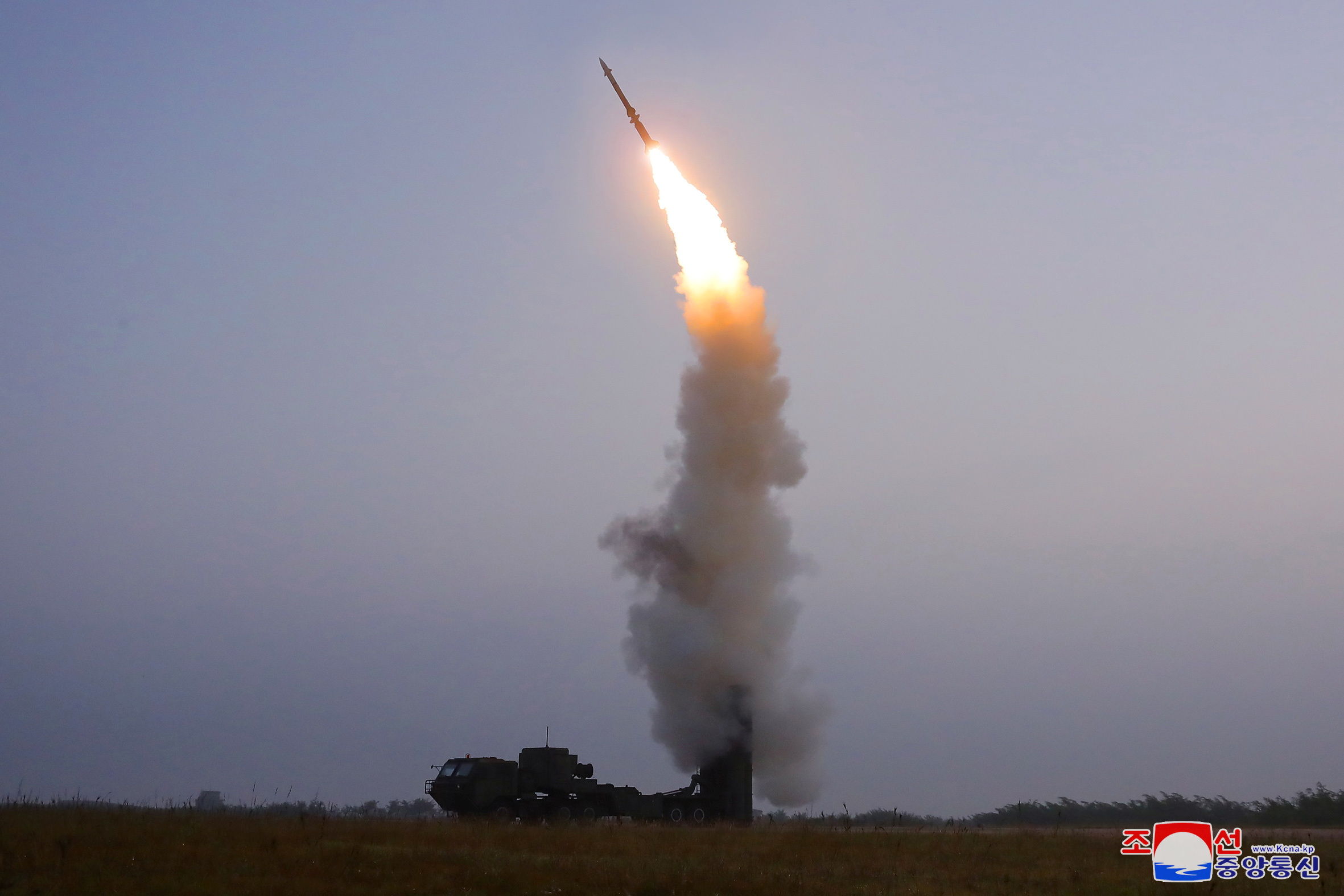 ▲▼北韓9月30日試射「反航空」地對空飛彈。（圖／路透社）