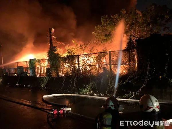 快訊／桃園資源回收場大火！廢棄汽車成推燃燒　警消急出動74人灌救