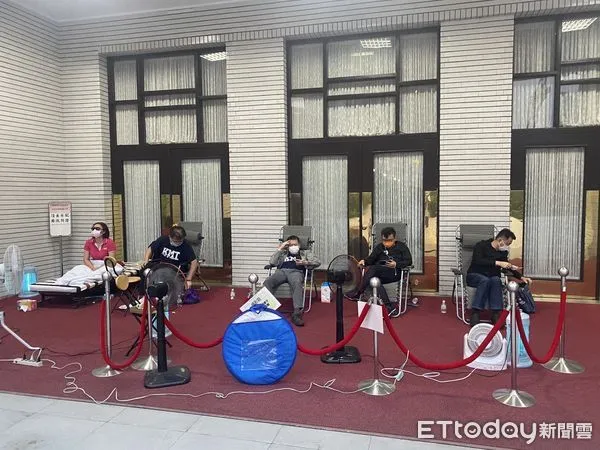 ▲▼國民黨團夜守立法院議場大門。（圖／記者陳煥丞攝）