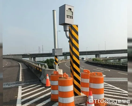 ▲國道3號彰化路段設測速照相桿。（圖／國道七隊提供）