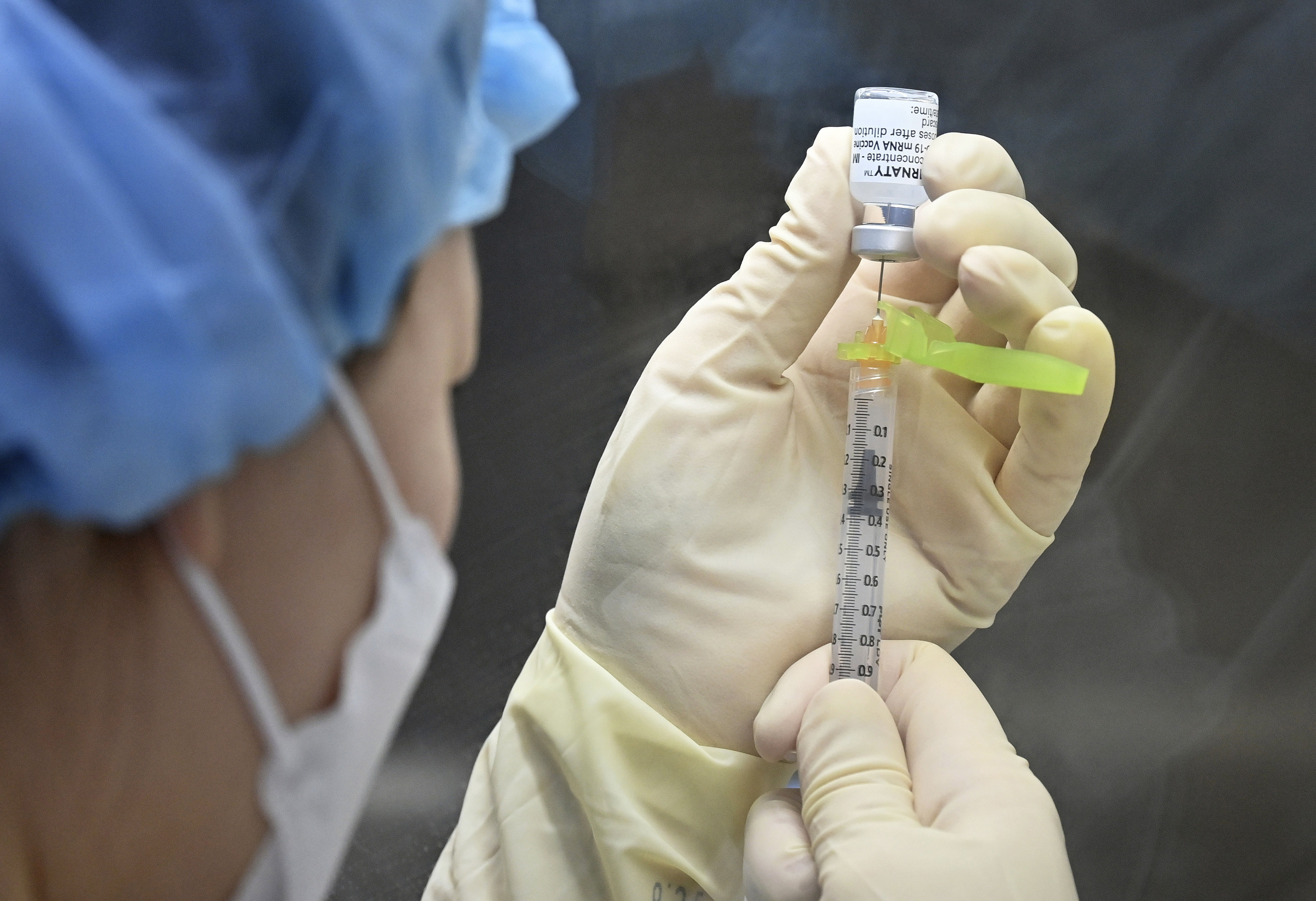 ▲▼南韓一名無慢性疾病的43歲女子接種第1劑輝瑞疫苗後「腦動脈破裂」。（圖／達志影像／美聯社）