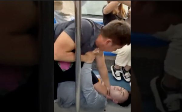 ▲北京地鐵上演城市拳擊賽鬥毆事件。（圖／翻攝微博）