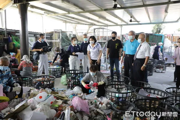 ▲雲林縣環保局今日在慈濟虎尾環保教育站辦理資源回收工作坊，邀請慈濟功德會教導村里資源回收站的成員資收分類的訣竅。（圖／記者蔡佩旻翻攝）