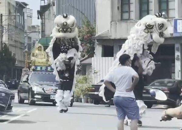 ▲新竹竹東分局前「佛祖送葬」一路好走　4人涉「侮辱公署」遭羈押禁見。（圖／讀者提供）