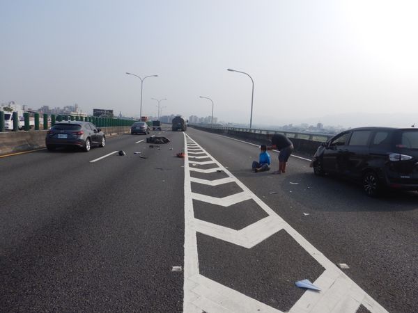 ▲▼女騎士不慎騎車上快速路碰撞自小客車，造成右腳骨折。（圖／民眾提供）