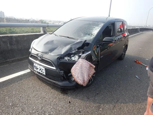 ▲▼女騎士不慎騎車上快速路碰撞自小客車，造成右腳骨折。（圖／民眾提供）