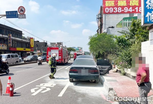 ▲桃園市陳姓男子30日上午開車行經龜山區萬壽路二段時，行李箱竄出大量濃煙急停路旁，幸好及時被控制。（圖／記者沈繼昌翻攝）