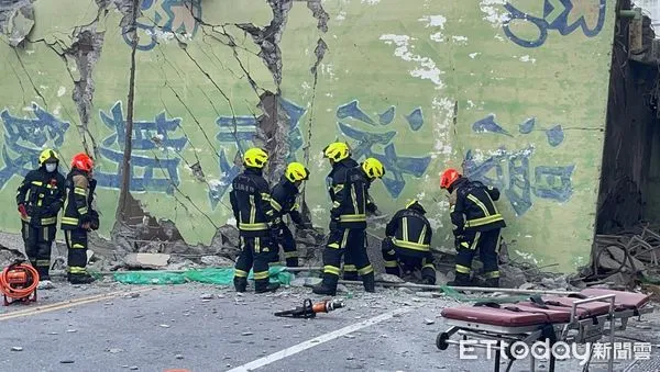 ▲▼ 花蓮漫波飯店拆到一半倒塌。（圖／記者柯政誟翻攝）