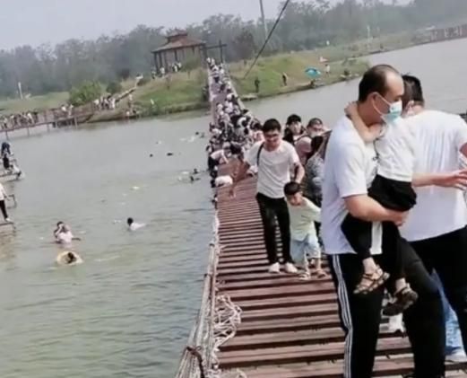 ▲大陸十一長假首日，河南鄭州發生吊橋斷裂意外。（圖／翻攝微博沸點視頻）
