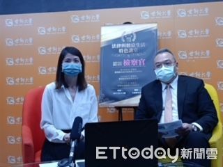 圖一：左起林彥均主任檢察官、世新大學法律學院林恒志院長於課程合影。（圖／世新大學提供）