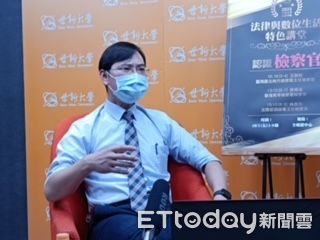 圖二：王銘裕主任檢察官分享自身考取檢察官的歷程與工作經驗，勉勵同學來擔任檢察官的工作，並以此為志業。（圖／世新大學提供）