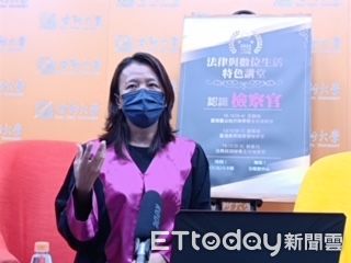 圖三：黃珮瑜檢察官穿著檢察官法袍分享檢察官職權與辦案歷程。（圖／世新大學提供）