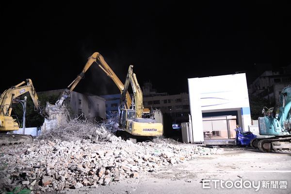 ▲花蓮市漫波大飯店於拆除過程中發生整幢倒塌意外。（圖／記者王兆麟翻攝，下同）