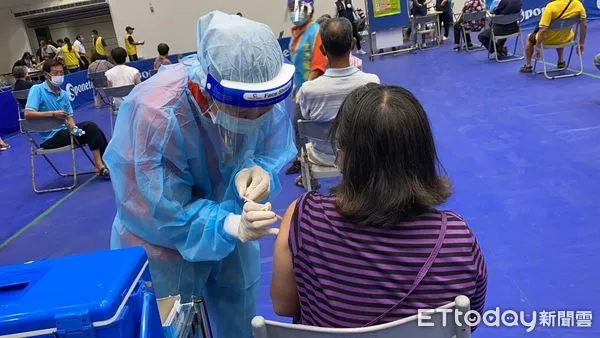 ▲▼金門65歲以上長者第二劑莫德納疫苗4大型接種站施打。（圖／記者林名揚翻攝）