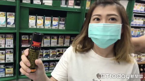 ▲▼屏東高樹鄉挖眼案，超商買防狼噴霧，老闆娘教新進女店員使用。（圖／民眾提供）