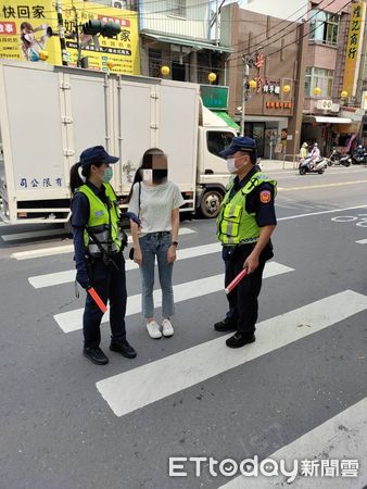 ▲10月迎王祭將開跑，東港警「交通安全月」加強路口執法及宣導              。（圖／記者陳崑福翻攝，以下同）