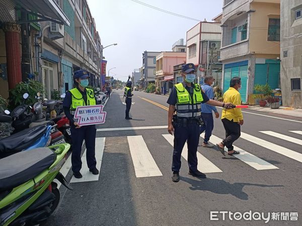 ▲10月迎王祭將開跑，東港警「交通安全月」加強路口執法及宣導              。（圖／記者陳崑福翻攝，以下同）