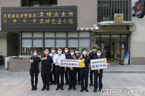 ▲內政部長徐國勇2日南下慰勉屏東縣警，協助「預定、發放偏鄉振興五倍券」            。（圖／記者陳崑福翻攝，以下同）