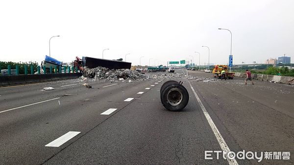▲▼       國道1號仁德段車禍      。（圖／記者許宥孺翻攝）
