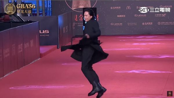 金鐘獎／黃鐙輝穿長裙「旋轉跳躍狂舞」：大家好，我是南港劉德華！ | ET