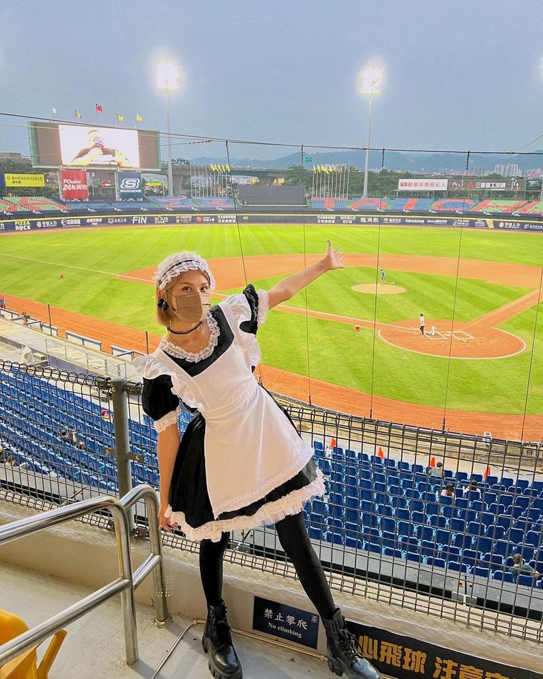 ▲蕾菈穿女僕裝現身球場。（圖／翻攝自Instagram／la.112814）
