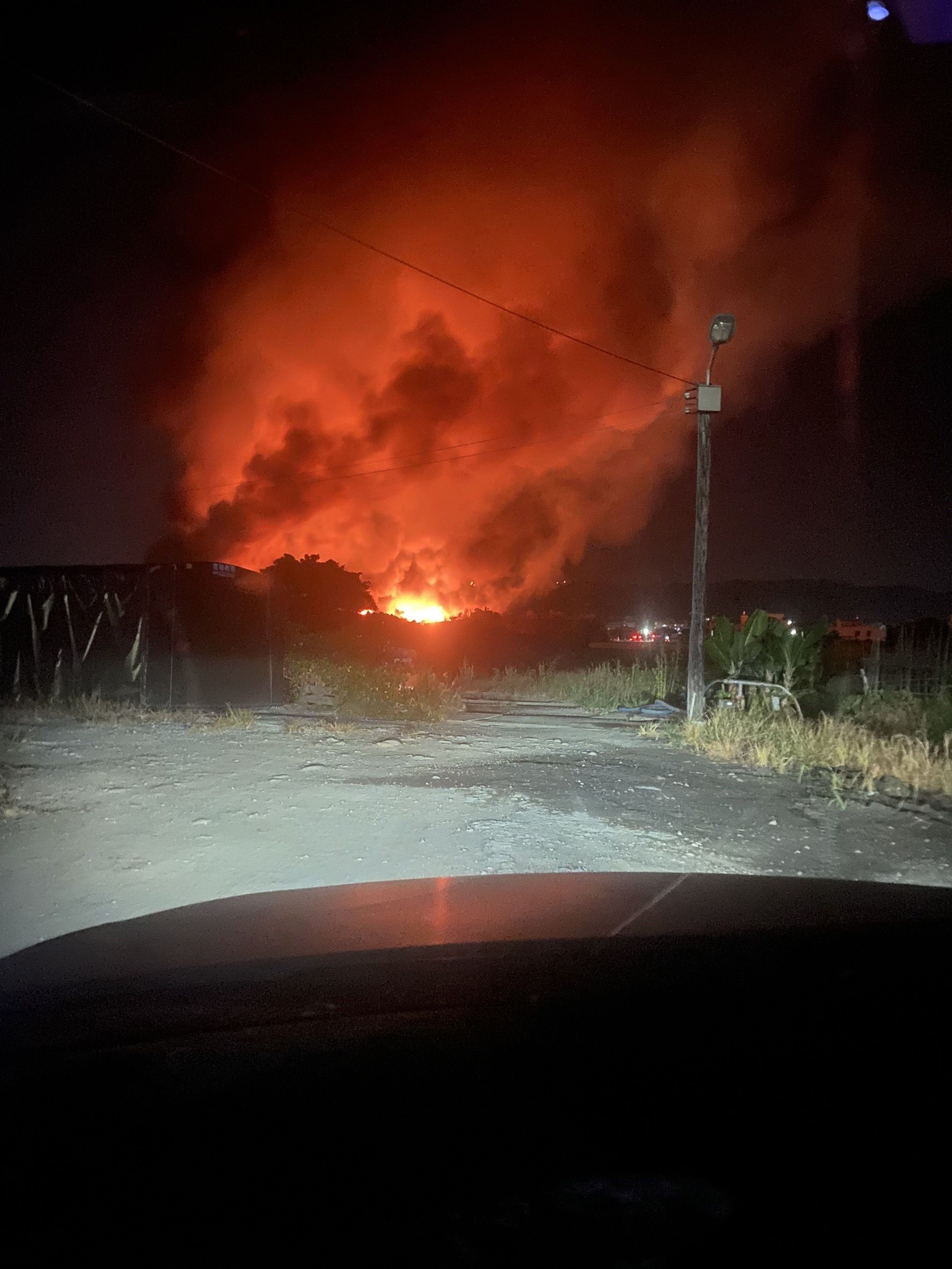 ▲▼快訊／彰化石化工廠大火！紅炎火光照亮黑夜。（圖／翻攝彰化踢爆網）