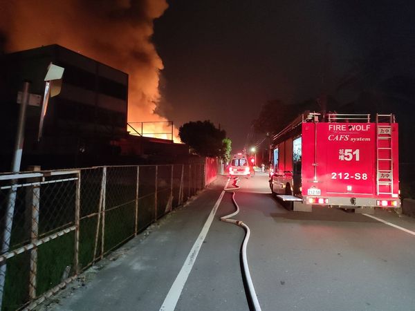 ▲▼快訊／彰化石化工廠大火！紅炎火光照亮。（圖／曹嘉豪議員提供）