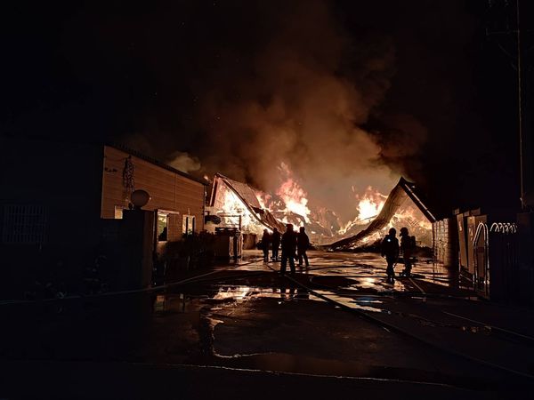 ▲▼快訊／彰化石化工廠大火！紅炎火光照亮。（圖／曹嘉豪議員提供）