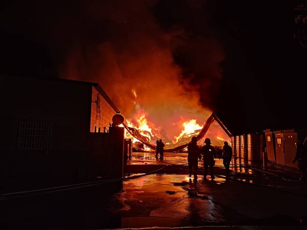 ▲▼快訊／彰化石化工廠大火！紅炎火光照亮。（圖／曹嘉豪議員提供）